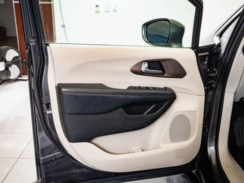 Used 2019 Chrysler Pacifica Touring-L image 21