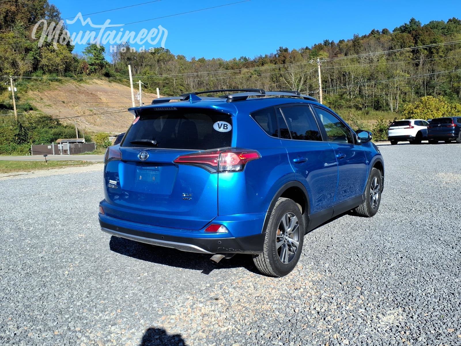 Used 2017 Toyota RAV4 XLE AWD/4WD image 5