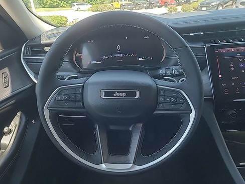 Used 2023 Jeep Grand Cherokee L Limited AWD/4WD image 15