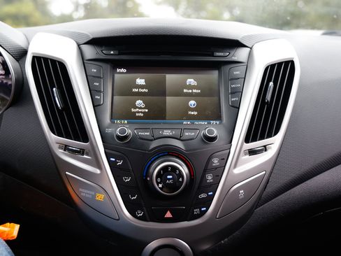 Used 2016 Hyundai Veloster image 31