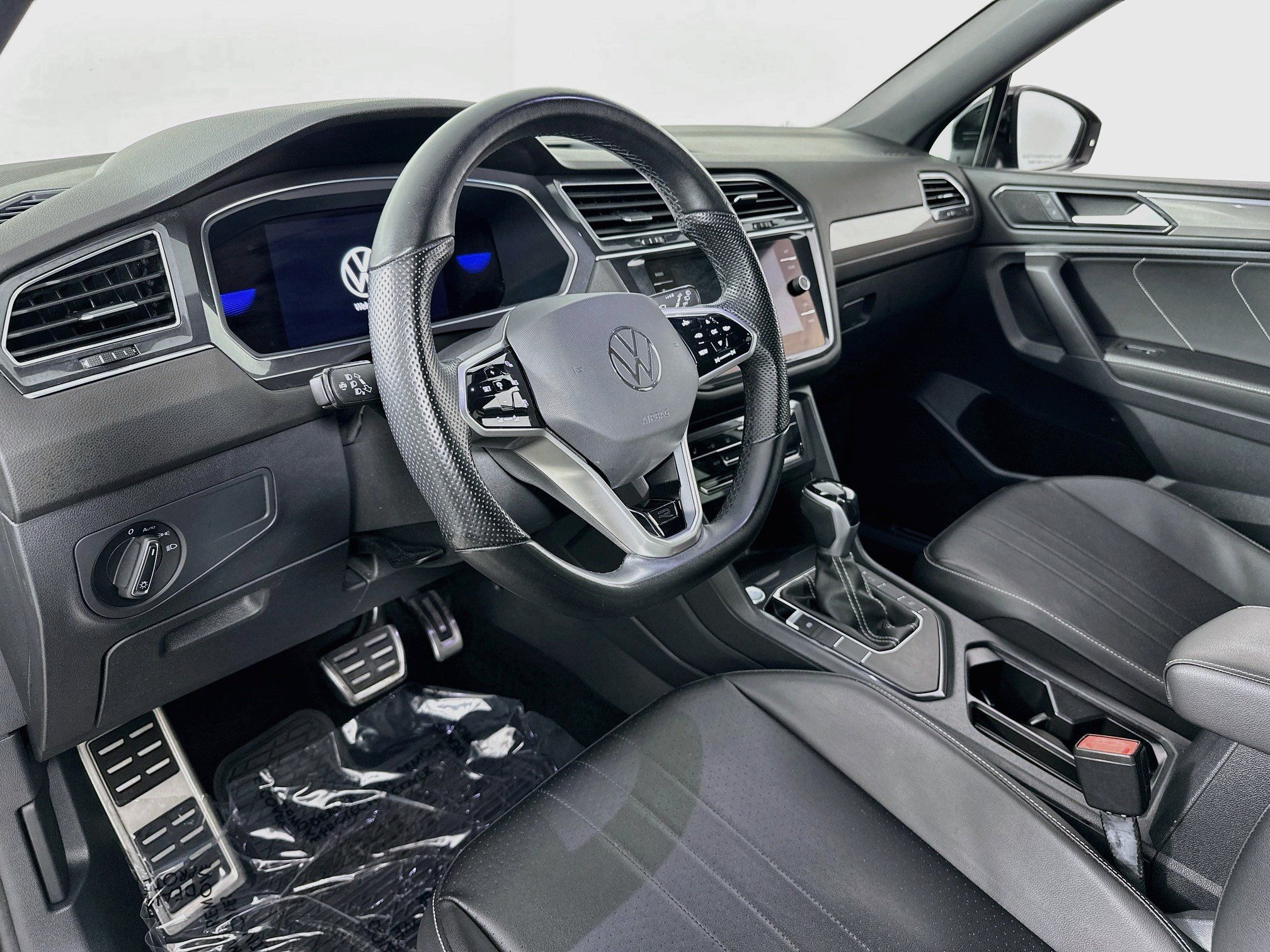 Used 2022 Volkswagen Tiguan SE R-Line FWD image 9