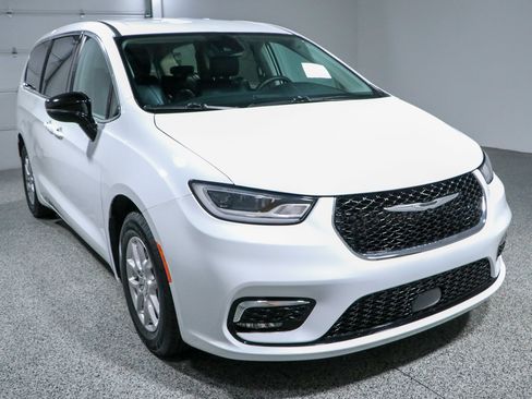 Used 2024 Chrysler Pacifica Touring-L FWD image 5