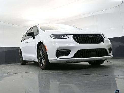 Used 2025 Chrysler Pacifica Limited FWD image 25