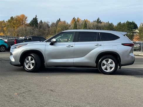 Used 2024 Toyota Highlander LE image 8