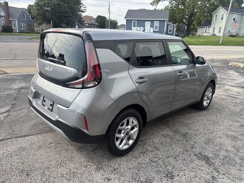 Used 2025 Kia Soul LX w/ LX Technology Package FWD image 10