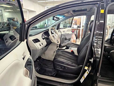 Used 2012 Toyota Sienna SE image 27