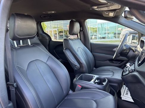 Used 2025 Chrysler Pacifica Select FWD image 16