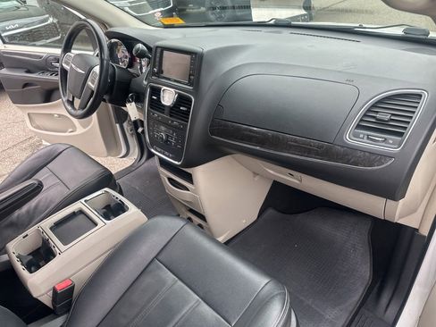 Used 2015 Chrysler Town & Country Touring w/ Driver Convenience Group image 31