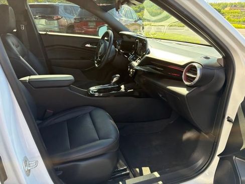 Used 2025 Chevrolet Trax RS w/ Sunroof Package FWD image 10