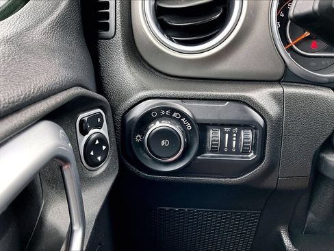Used 2018 Jeep Wrangler Unlimited Sahara AWD/4WD image 28