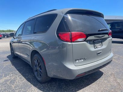Used 2020 Chrysler Pacifica Touring-L w/ Premium Audio Group