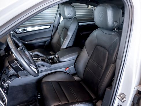 Certified 2023 Porsche Cayenne Platinum Edition AWD/4WD image 5