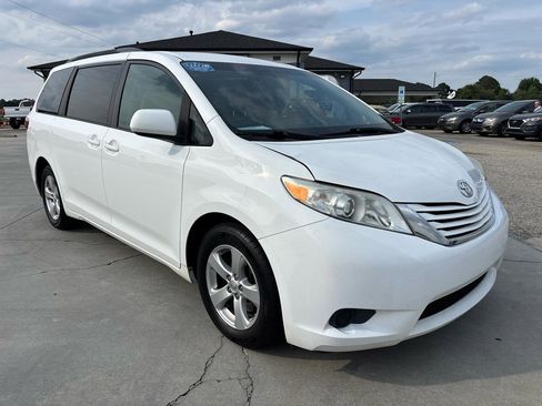 Used 2017 Toyota Sienna LE FWD image 2