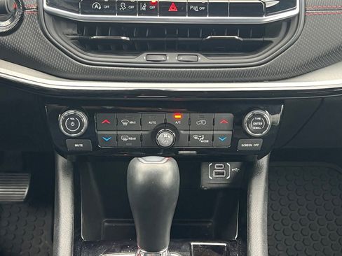 Used 2025 Jeep Compass Trailhawk AWD/4WD image 31