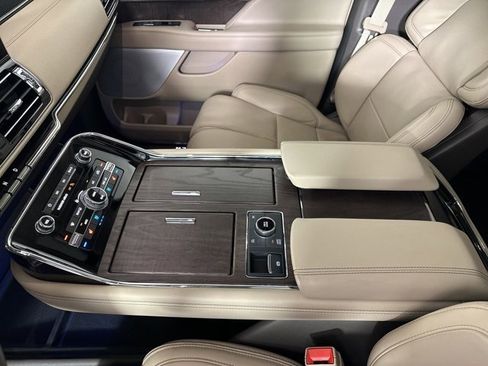New 2024 Lincoln Navigator L Reserve image 25