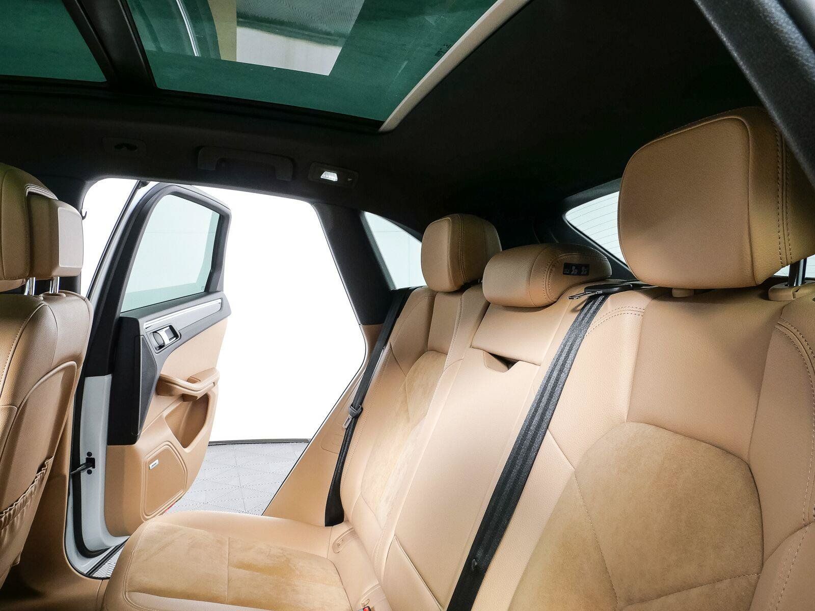 Certified 2021 Porsche Macan AWD/4WD image 23