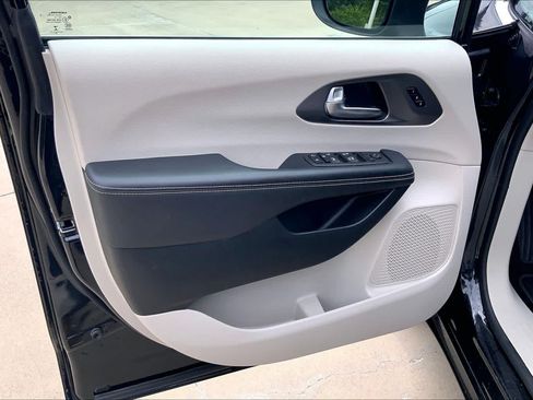 Used 2023 Chrysler Pacifica Touring-L FWD image 22