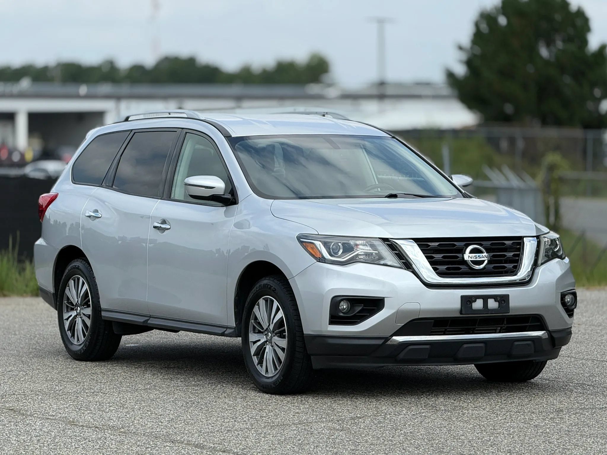 Used 2018 Nissan Pathfinder SV AWD/4WD image 1
