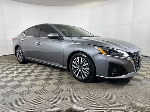 Used 2023 Nissan Altima 2.5 SV w/ SV Premium Package image 2