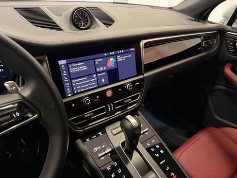 Used 2025 Porsche Macan image 18