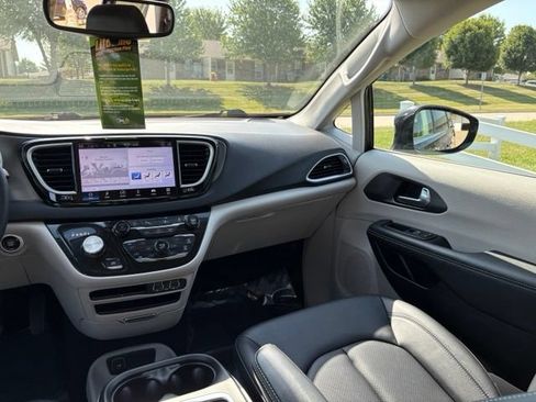 Used 2024 Chrysler Pacifica Touring-L FWD image 22