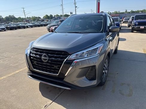 Used 2022 Nissan Kicks SV FWD image 2