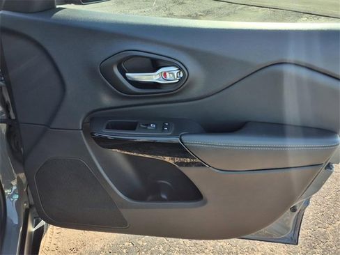 Used 2023 Jeep Cherokee Altitude Lux image 91
