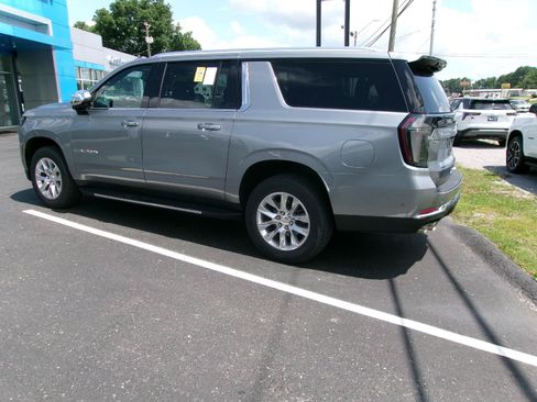 Used 2025 Chevrolet Suburban Premier AWD/4WD image 5