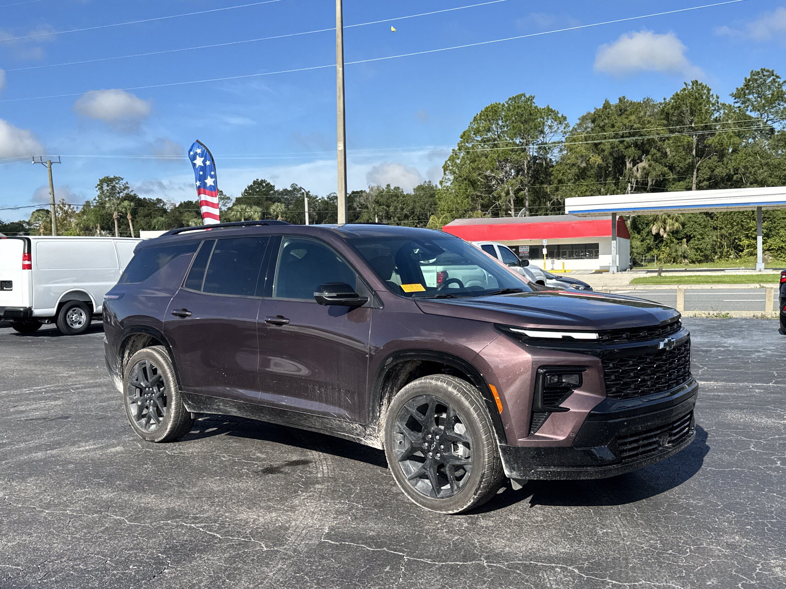 Used 2024 Chevrolet Traverse RS FWD image 2
