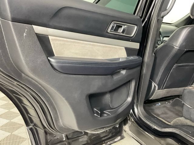Used 2017 Ford Explorer XLT w/ Equipment Group 202A AWD/4WD image 17