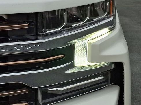 Used 2022 Chevrolet Silverado 1500 High Country w/ Technology Package AWD/4WD image 12