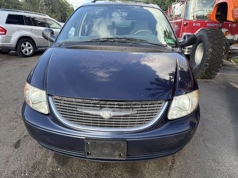 Used 2003 Chrysler Town & Country LX image 4