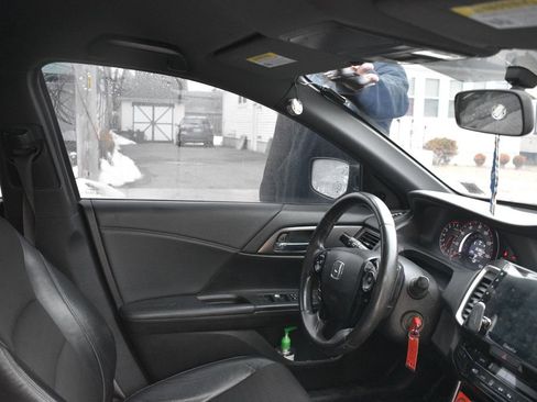 Used 2017 Honda Accord Sport image 18