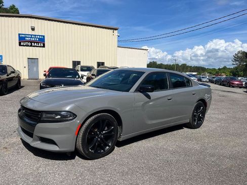 Used 2018 Dodge Charger SXT w/ Blacktop Package RWD image 1