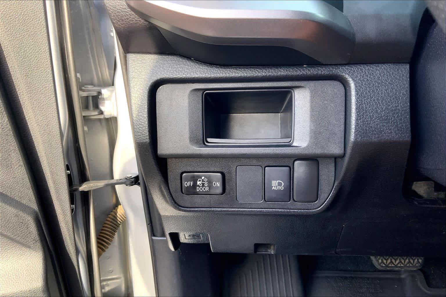 Used 2019 Toyota Tacoma SR5 AWD/4WD image 36