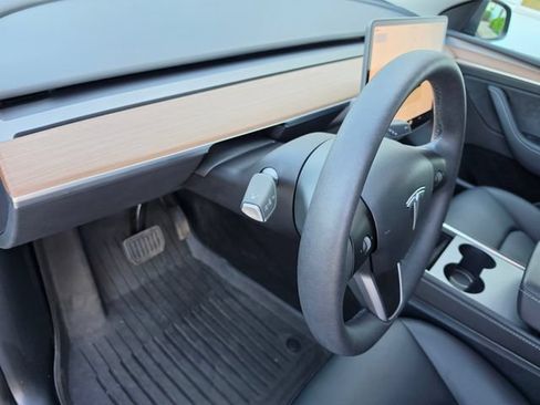 Used 2025 Tesla Model Y Long Range RWD image 19
