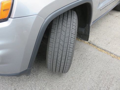 Used 2018 Jeep Grand Cherokee Limited AWD/4WD image 32