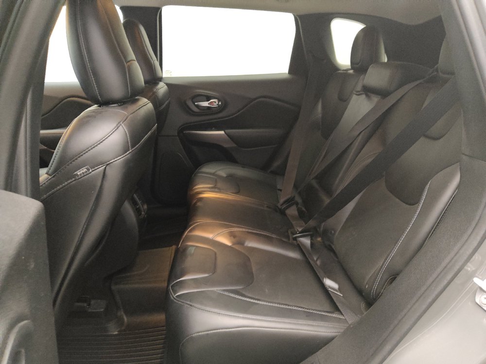 Used 2019 Jeep Cherokee Latitude Plus w/ Cold Weather Group AWD/4WD image 18