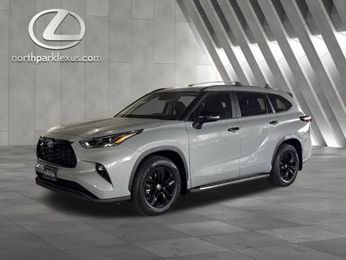 Used 2024 Toyota Highlander XLE image 3