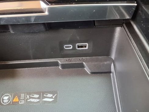 Used 2025 GMC Yukon Denali w/ Denali Reserve Package image 12