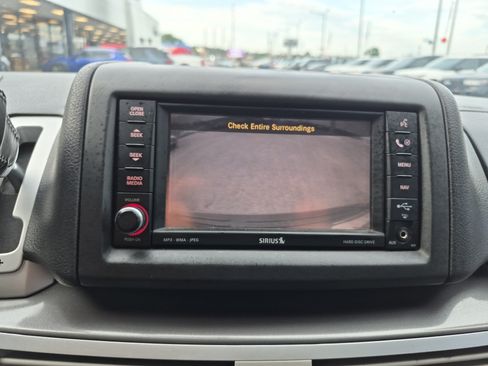 Used 2010 Volkswagen Routan SE FWD image 32