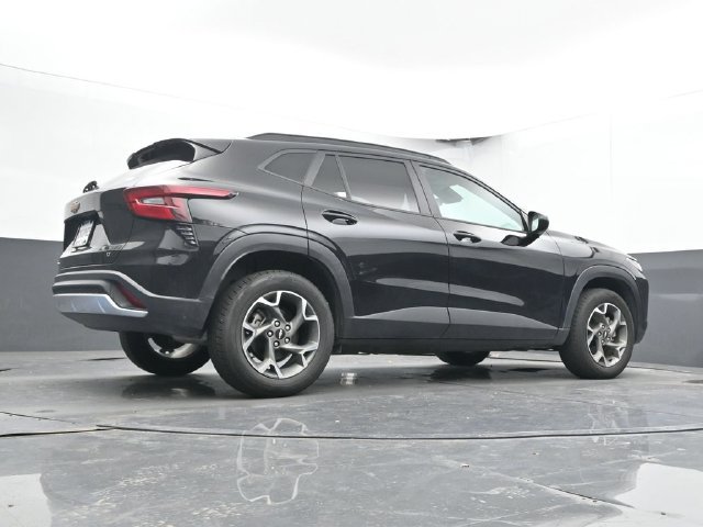 Used 2025 Chevrolet Trax LT FWD image 44