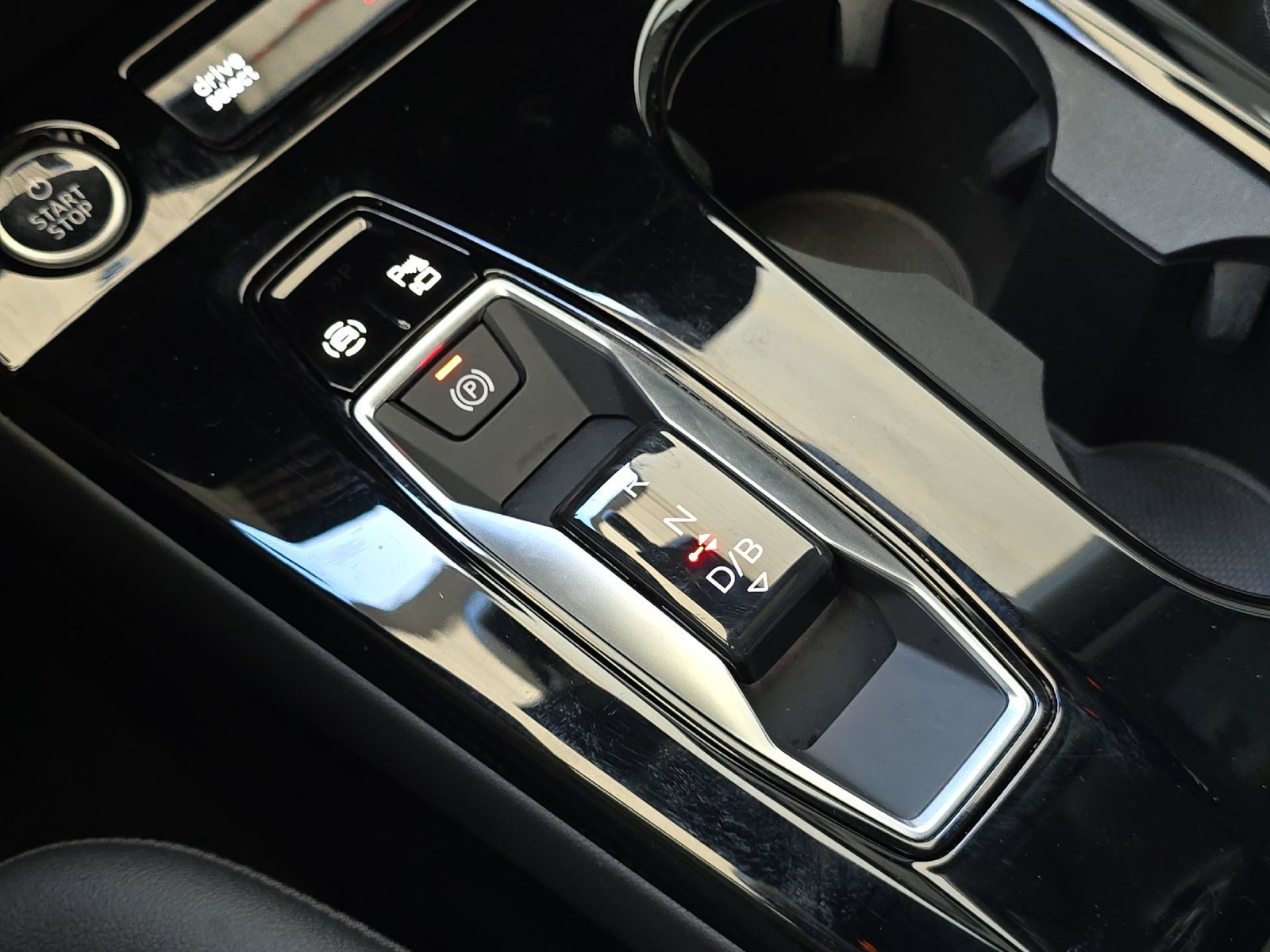 Used 2025 Audi Q6 e-tron Premium RWD image 24