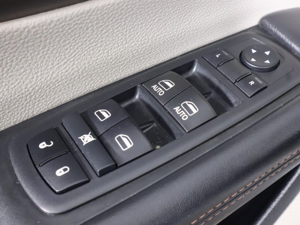 Used 2017 Chrysler Pacifica Touring-L FWD image 25