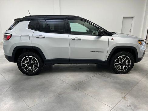 Used 2025 Jeep Compass Trailhawk AWD/4WD image 8