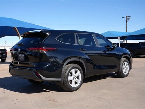 Used 2024 Toyota Highlander LE image 4