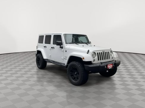 Used 2017 Jeep Wrangler Unlimited Sahara w/ Connectivity Group image 28