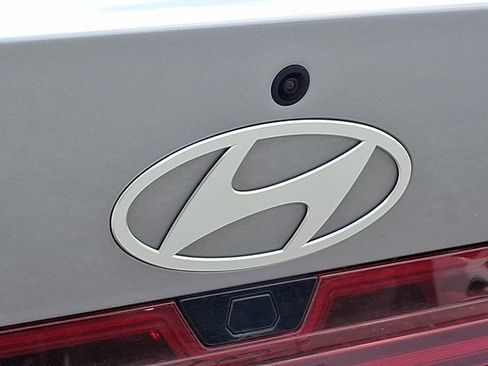 Certified 2025 Hyundai Elantra Hybrid FWD image 29