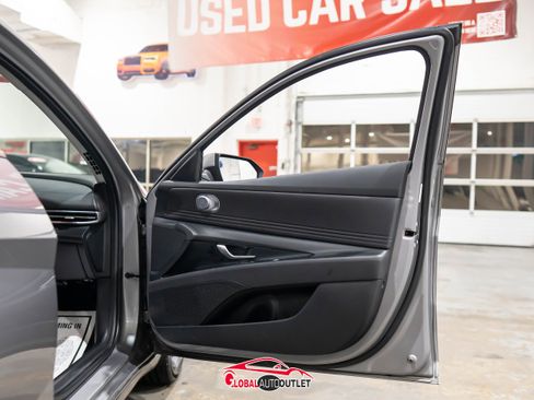 Used 2025 Hyundai Elantra SEL image 38