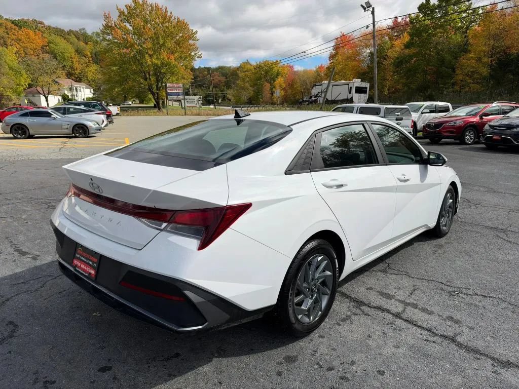 Used 2024 Hyundai Elantra SEL FWD image 8